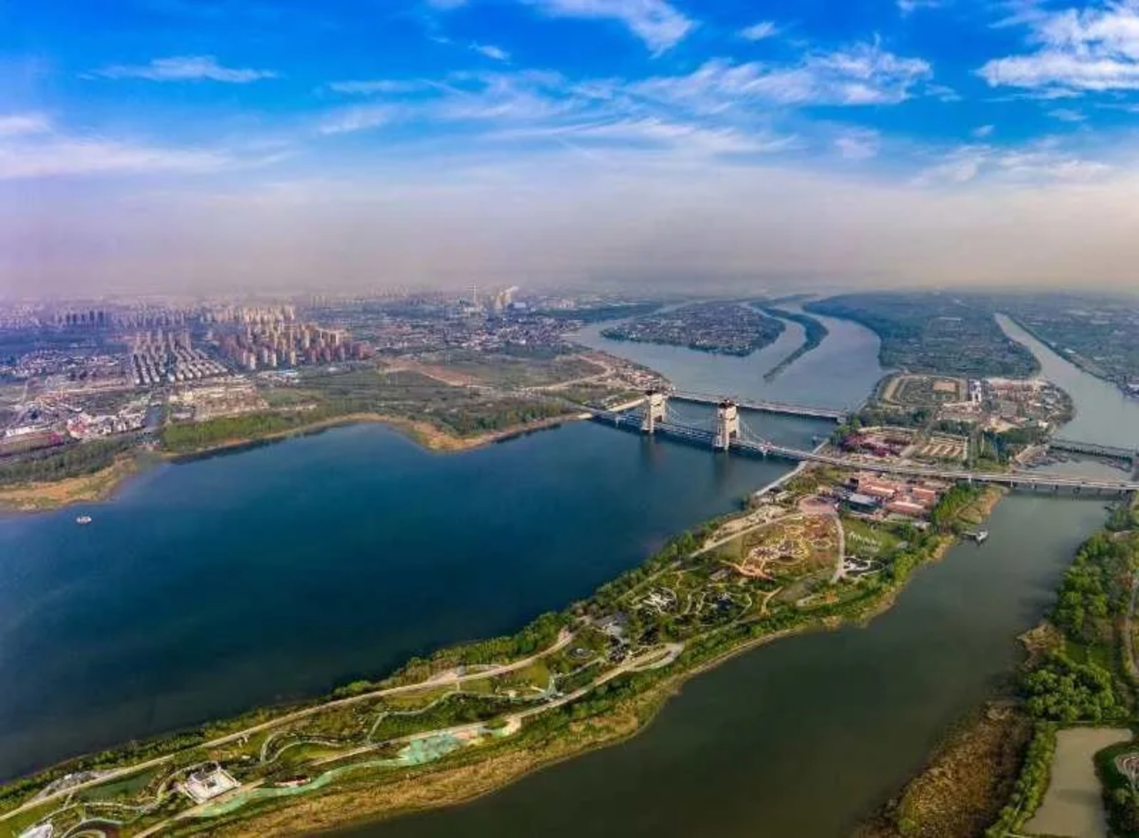 萬(wàn)福橋上俯瞰“七河八島”，水岸綠城互利共生